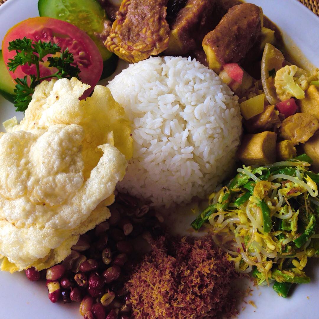 20 Referensi Tempat Makan di Bali Yang Letaknya Pinggir Pantai Atau Sawah Dengan View Bagus 4