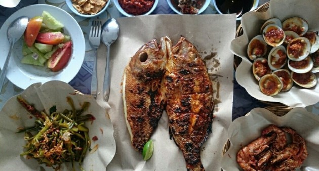 20 Referensi Tempat Makan di Bali Yang Letaknya Pinggir Pantai Atau Sawah Dengan View Bagus 3