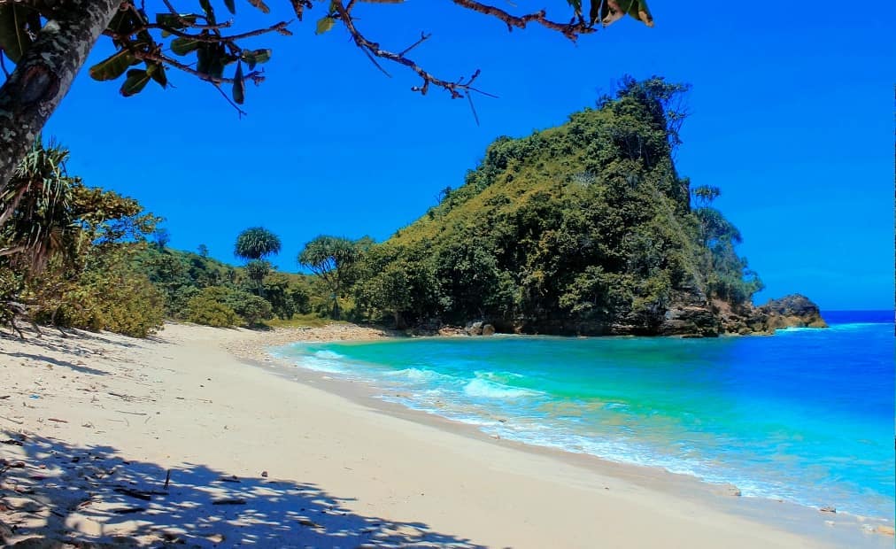 Potret Indahnya Pantai Batu Bengkung Lokasi di Malang dan Berapa Harga Tiket Masuknya? 9