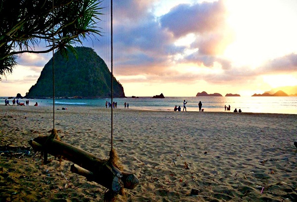 Surga Pecinta Surfing di Pantai Pulau Merah 5