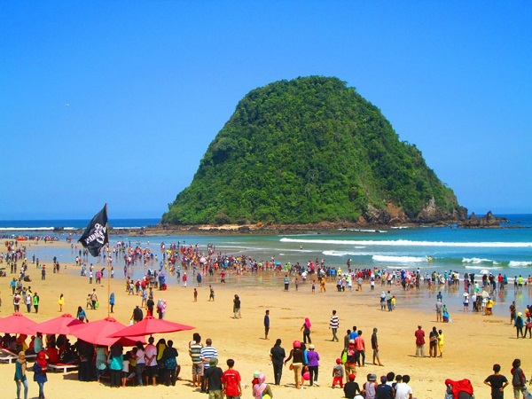 Surga Pecinta Surfing di Pantai Pulau Merah 6