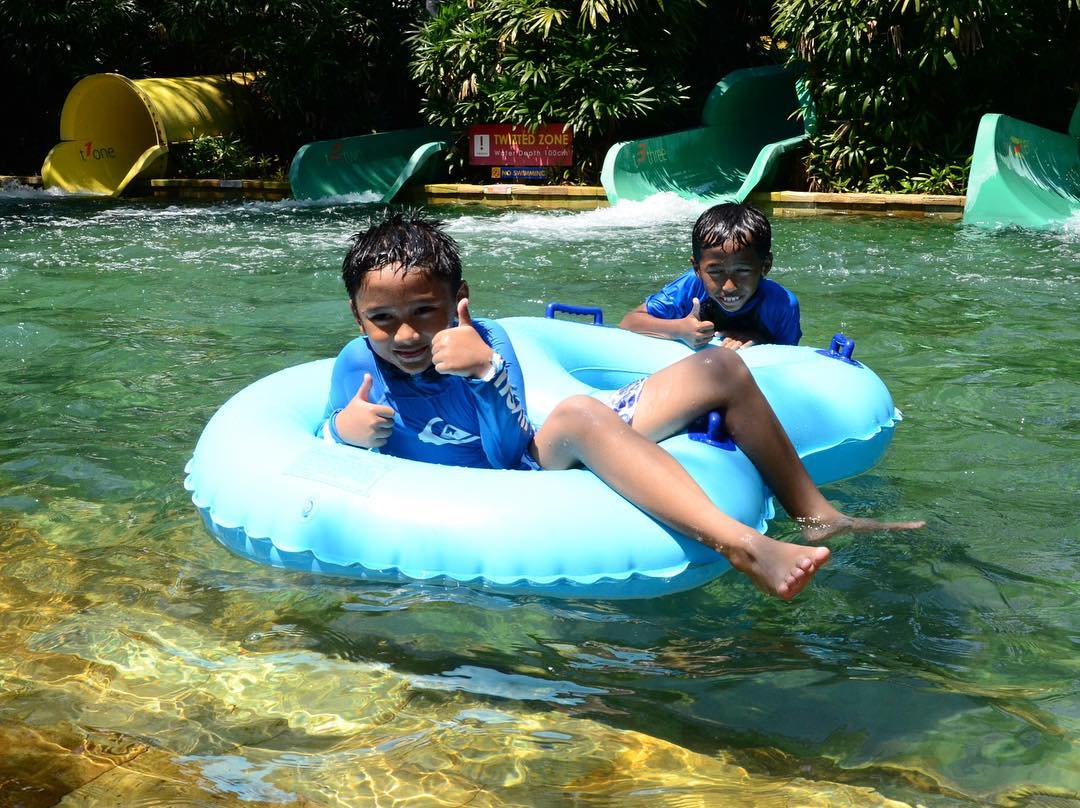 Wahana di Waterboom Pantai Indah Kapuk PIK 4