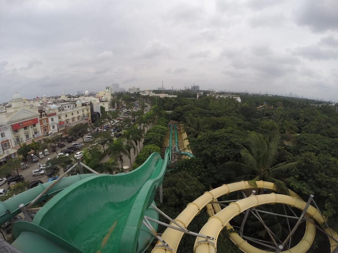 Wahana di Waterboom Pantai Indah Kapuk PIK 7