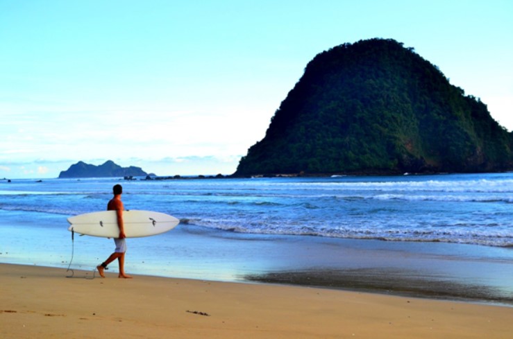 Surga Pecinta Surfing di Pantai Pulau Merah 3