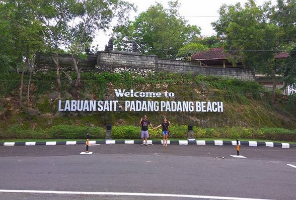 Pantai Padang Padang di Bali 10