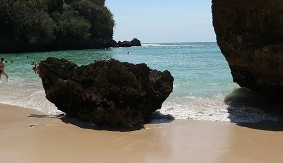 Pantai Padang Padang di Bali 6