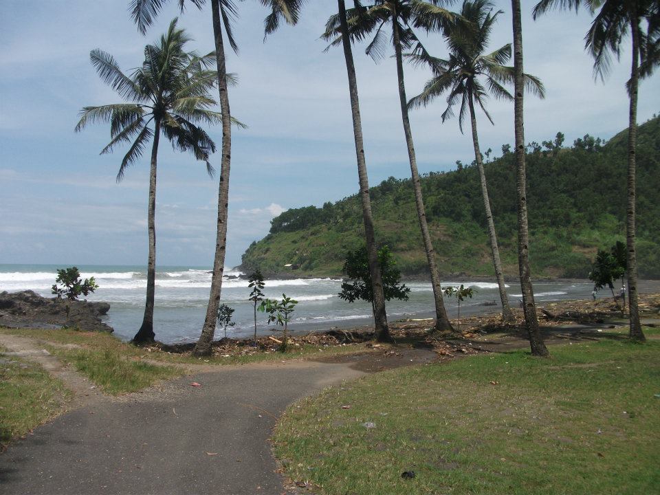 Asiknya Bersantai di Pantai Karang Bolong Kebumen + Ada Misterinya Juga Loh! 7