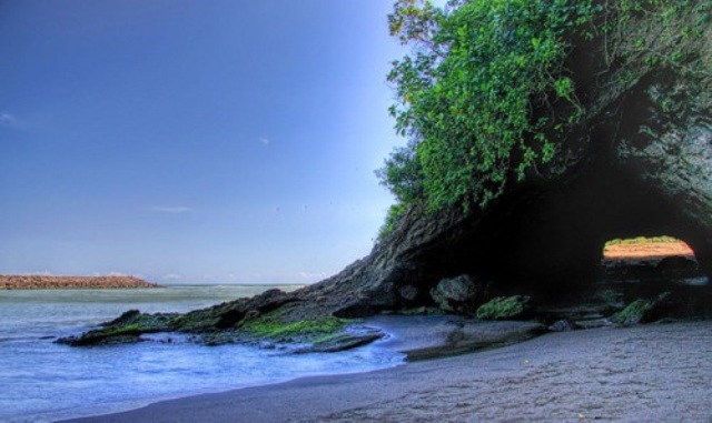 Asiknya Bersantai di Pantai Karang Bolong Kebumen + Ada Misterinya Juga Loh! 5