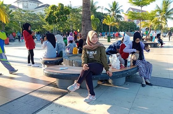 Pantai Losari Makassar, Sampai Malam Hari Pun Masih Ramai 7 Pantai Losari Makassar, Sampai Malam Hari Pun Masih Ramai 7