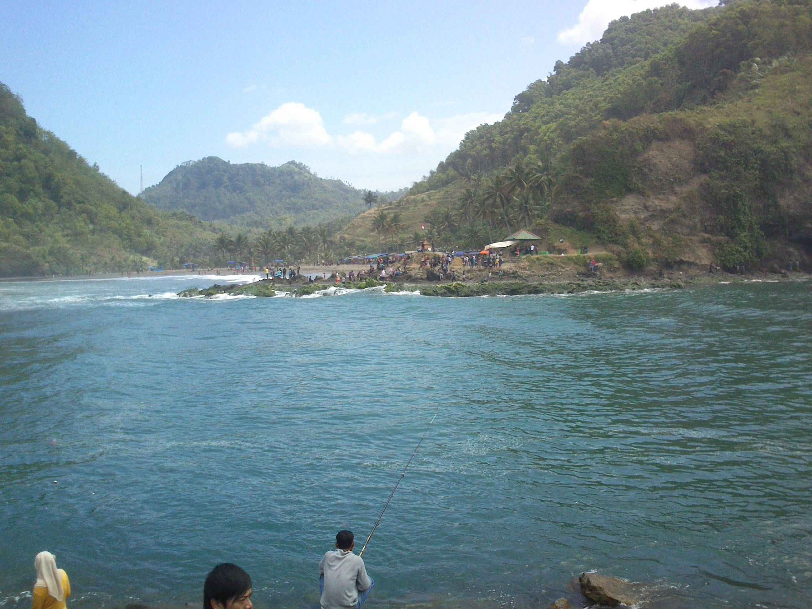 Asiknya Bersantai di Pantai Karang Bolong Kebumen + Ada Misterinya Juga Loh! 6