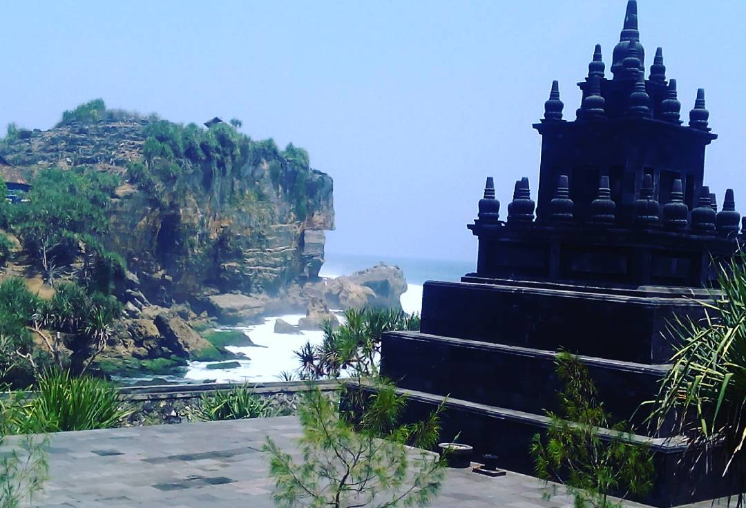 Mirip Bali, Ini Keindahan Pantai Ngobaran Jogja Dengan Pura di Dalamnya 2