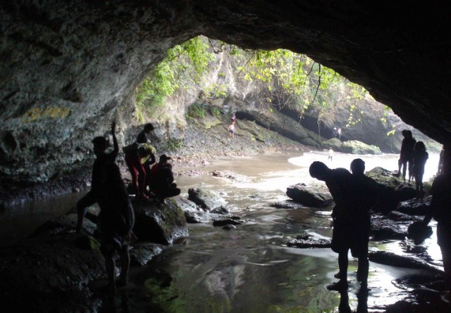 Asiknya Bersantai di Pantai Karang Bolong Kebumen + Ada Misterinya Juga Loh! 3