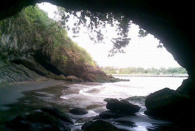 Asiknya Bersantai di Pantai Karang Bolong Kebumen + Ada Misterinya Juga Loh! 4