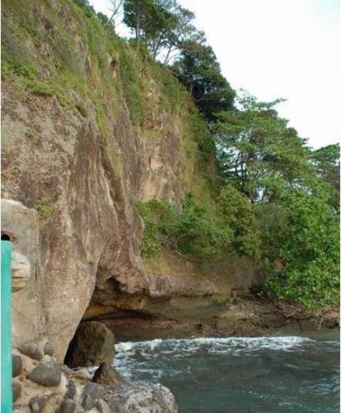 Asiknya Bersantai di Pantai Karang Bolong Kebumen + Ada Misterinya Juga Loh! 8