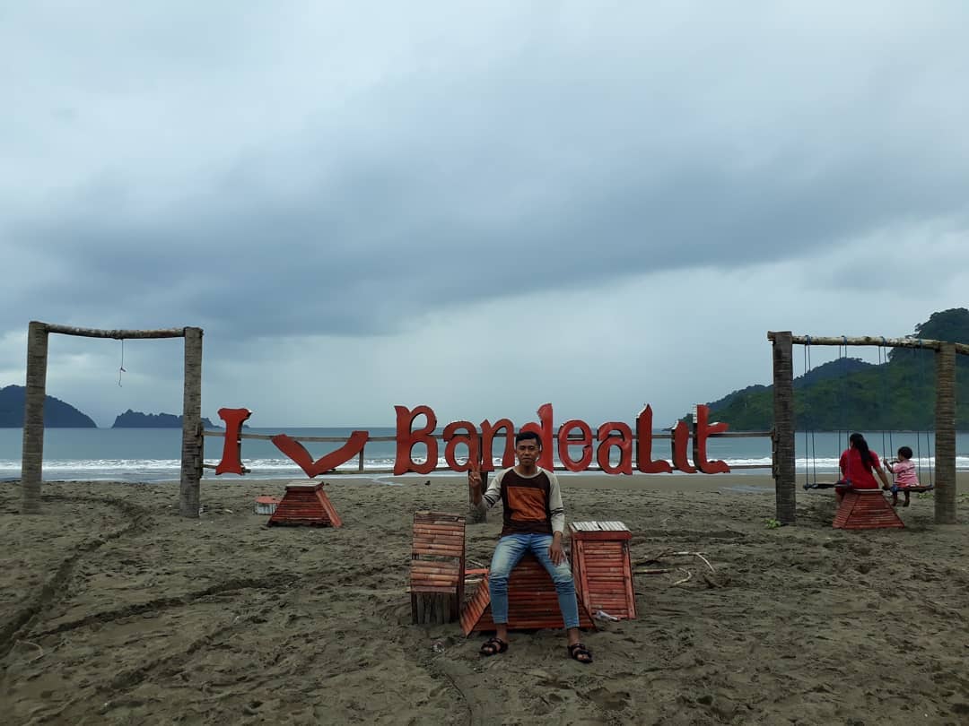 Dimana Jalan Menuju Lokasi Wisata Pantai Bandealit di Jember dan Berapa Harga Tiket Masuknya? 2