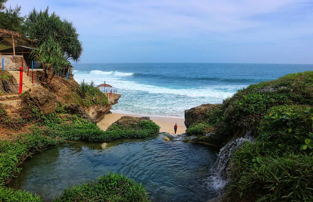 Beberapa Potret Keindahan Pantai Banyu Tibo di Pacitan, Apakah Sudah Buka Atau Masih Ditutup? 7 Beberapa Potret Keindahan Pantai Banyu Tibo di Pacitan, Apakah Sudah Buka Atau Masih Ditutup? 7