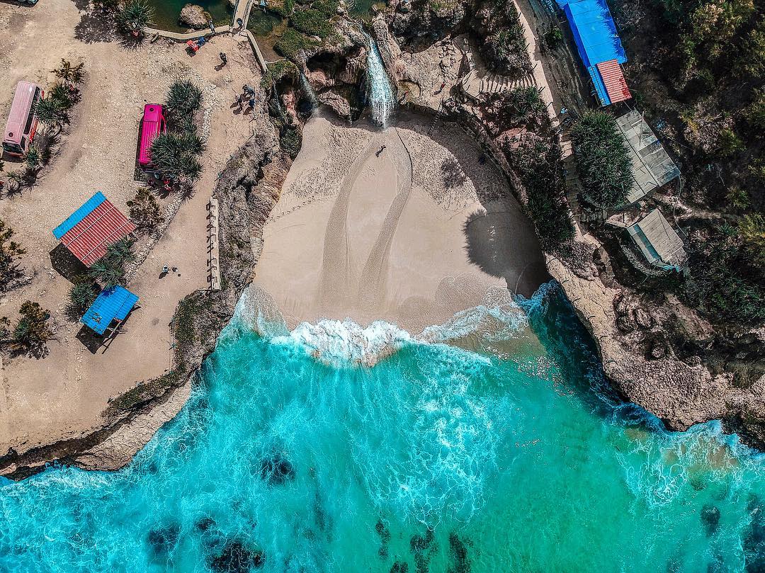 Beberapa Potret Keindahan Pantai Banyu Tibo di Pacitan, Apakah Sudah Buka Atau Masih Ditutup? 2 Beberapa Potret Keindahan Pantai Banyu Tibo di Pacitan, Apakah Sudah Buka Atau Masih Ditutup? 2