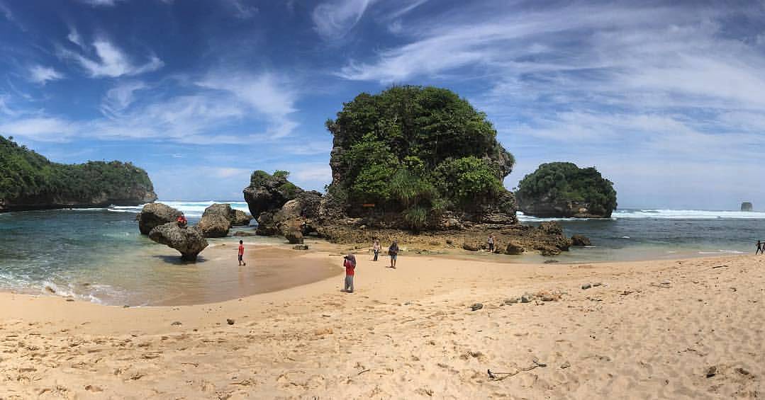 Pantai Watu Leter di Malang Buka Atau Tutup dan Berapa Harga Tiket Masuknya? 2 Pantai Watu Leter di Malang Buka Atau Tutup dan Berapa Harga Tiket Masuknya? 2