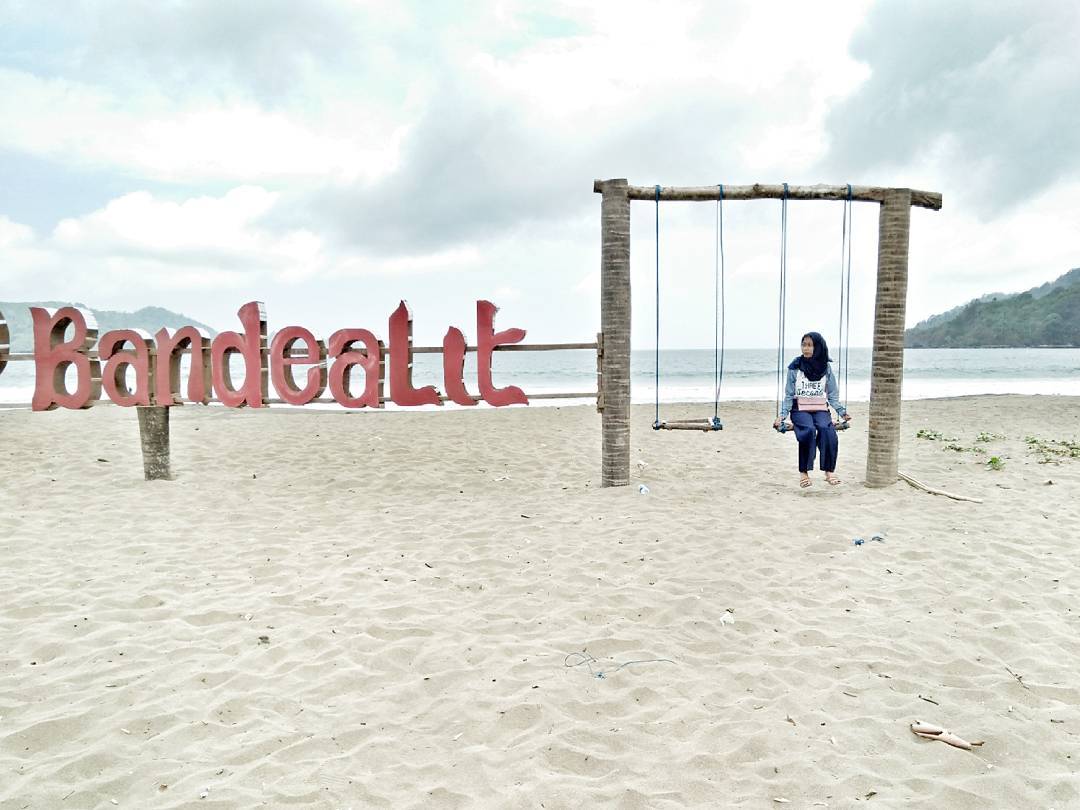 Dimana Jalan Menuju Lokasi Wisata Pantai Bandealit di Jember dan Berapa Harga Tiket Masuknya? 1