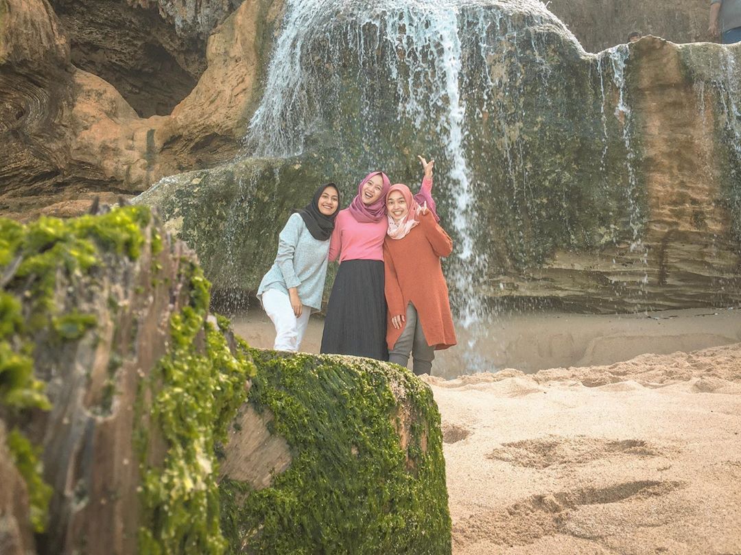 Beberapa Potret Keindahan Pantai Banyu Tibo di Pacitan, Apakah Sudah Buka Atau Masih Ditutup? 9 Beberapa Potret Keindahan Pantai Banyu Tibo di Pacitan, Apakah Sudah Buka Atau Masih Ditutup? 9