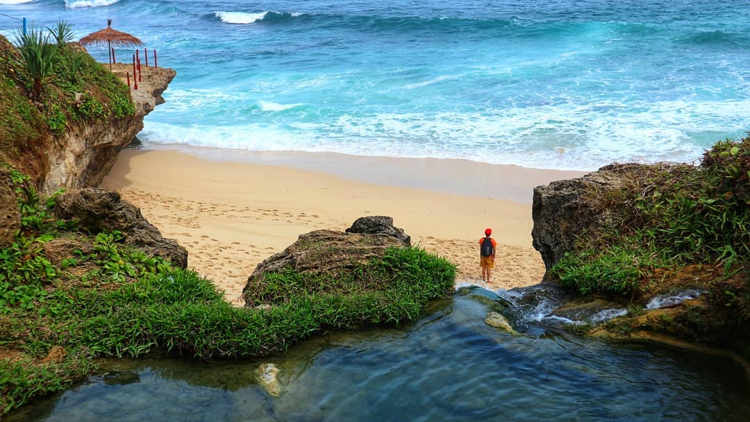 Beberapa Potret Keindahan Pantai Banyu Tibo di Pacitan, Apakah Sudah Buka Atau Masih Ditutup? 1 Beberapa Potret Keindahan Pantai Banyu Tibo di Pacitan, Apakah Sudah Buka Atau Masih Ditutup? 1