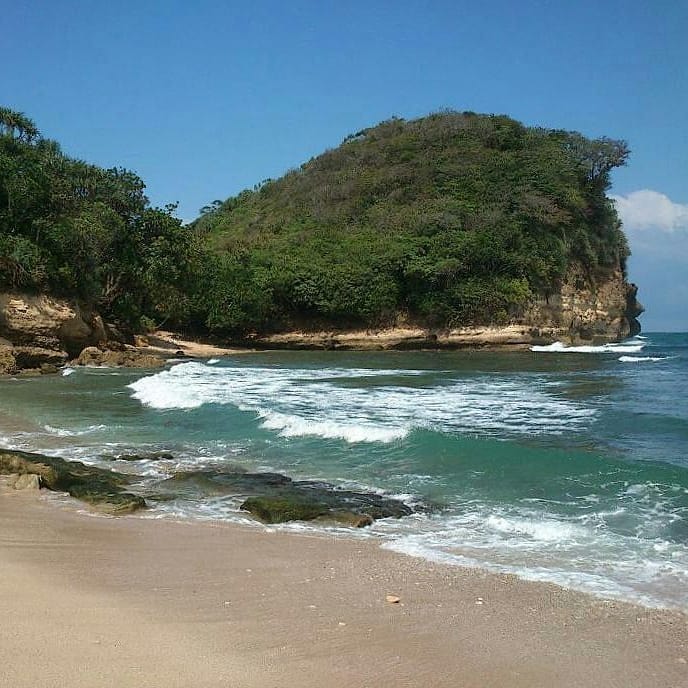 Keindahan Pantai Mrutu di Kabupaten Malang 1