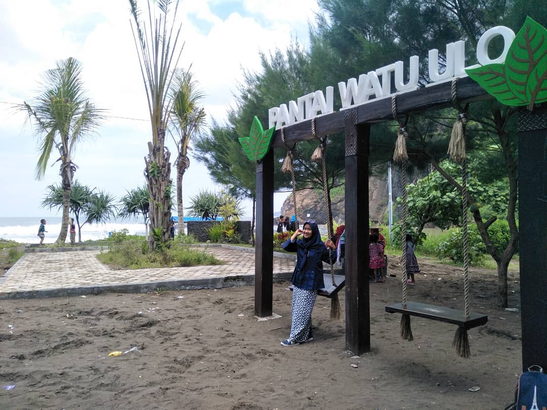 Potret Indahnya Lokasi Wisata Pantai Watu Ulo Terletak di Sumberrejo Kabupaten Jember Jawa Timur 9