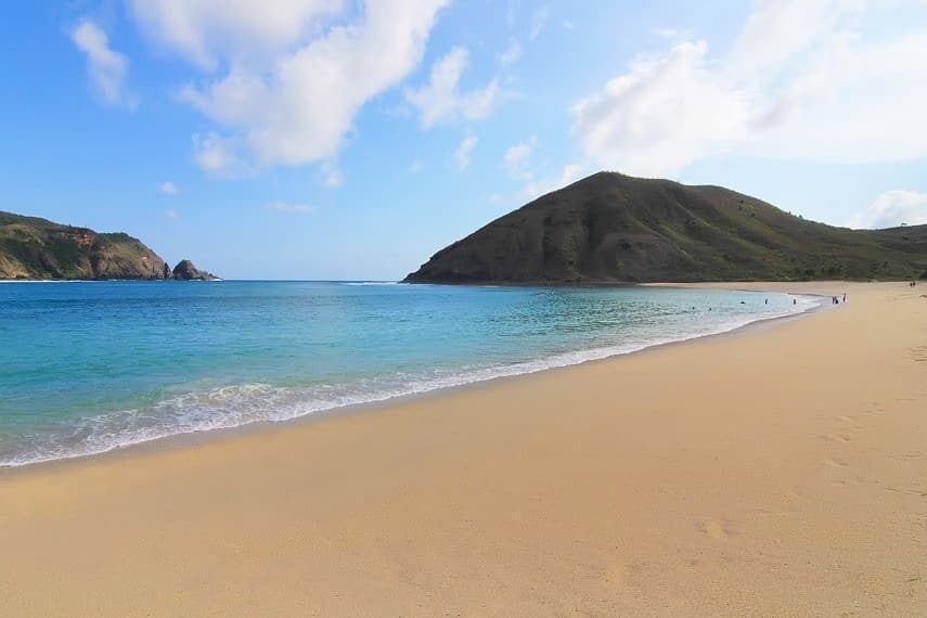 Lokasi Wisata Pantai Mawun di Lombok Tengah Nusa Tenggara Barat, Apakah Bisa Camping? 7