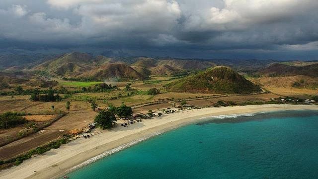 Lokasi Wisata Pantai Mawun di Lombok Tengah Nusa Tenggara Barat, Apakah Bisa Camping? 2