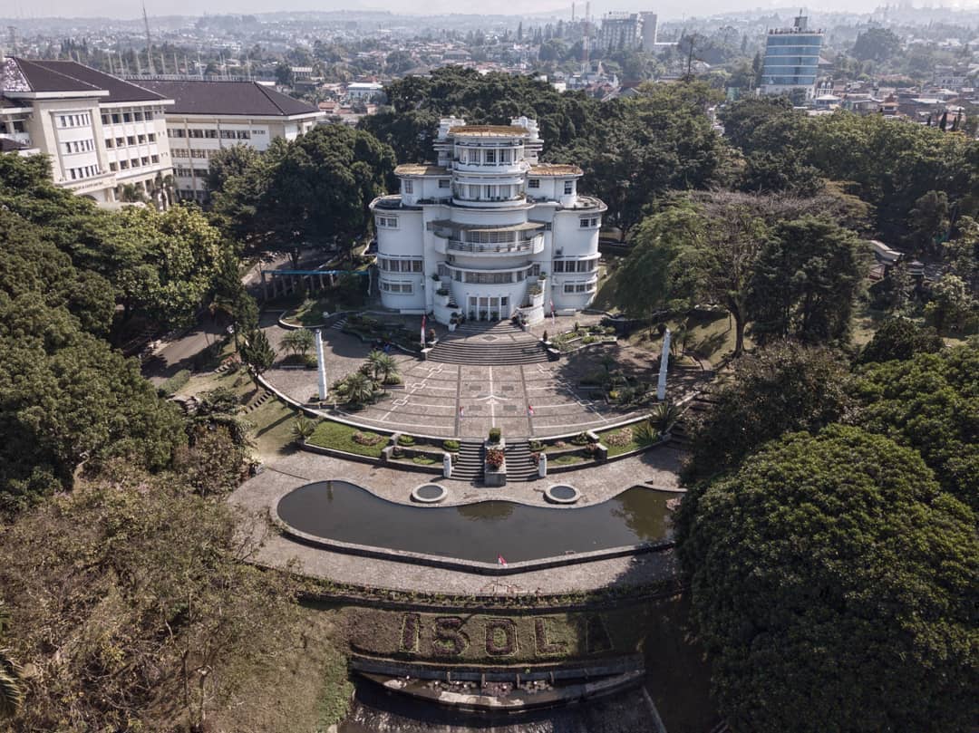 Villa Isola di Kawasan Pinggiran Utara Kota Bandung 4
