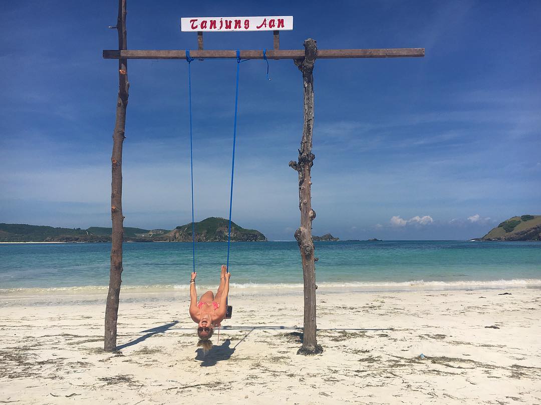 Keindahan dan Keunikan Pantai Tanjung Aan Lombok Tengah 2