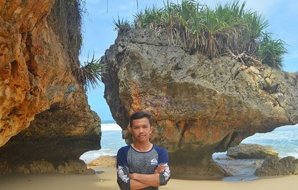 Beginilah Keindahan Pantai Watu Lawang Jogja, Buka Atau Tutup dan Berapa Harga Tiket Masuknya? 1 Beginilah Keindahan Pantai Watu Lawang Jogja, Buka Atau Tutup dan Berapa Harga Tiket Masuknya? 1