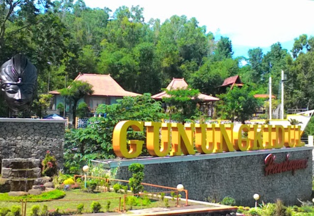 Bukit Bintang, Menikmati Cantiknya Jogja di Malam Hari 8