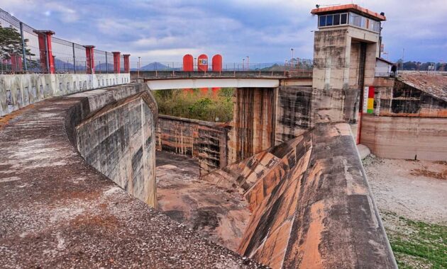 Bendungan Karangkates, Terletak di Kecamatan Sumberpucung Kabupaten Malang Dibangun Tahun 1975 9 Bendungan Karangkates, Terletak di Kecamatan Sumberpucung Kabupaten Malang Dibangun Tahun 1975 6