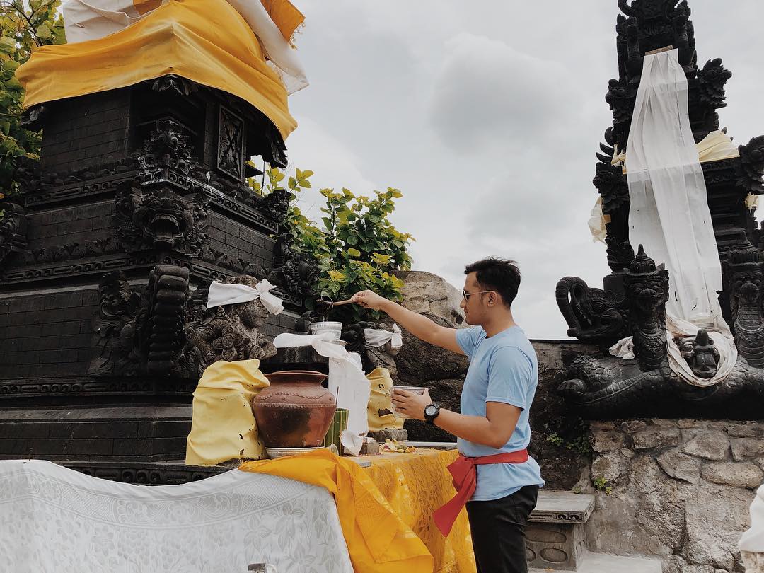 Pura Batu Bolong di Lombok 4