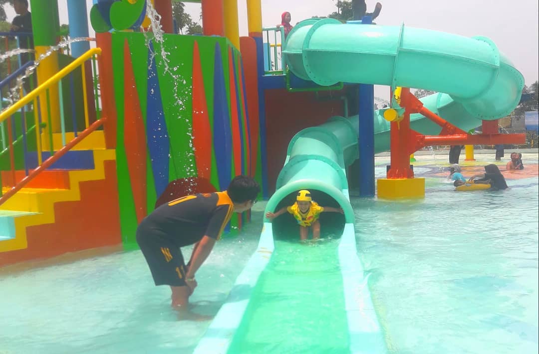 Transera Waterpark Harapan Indah 9