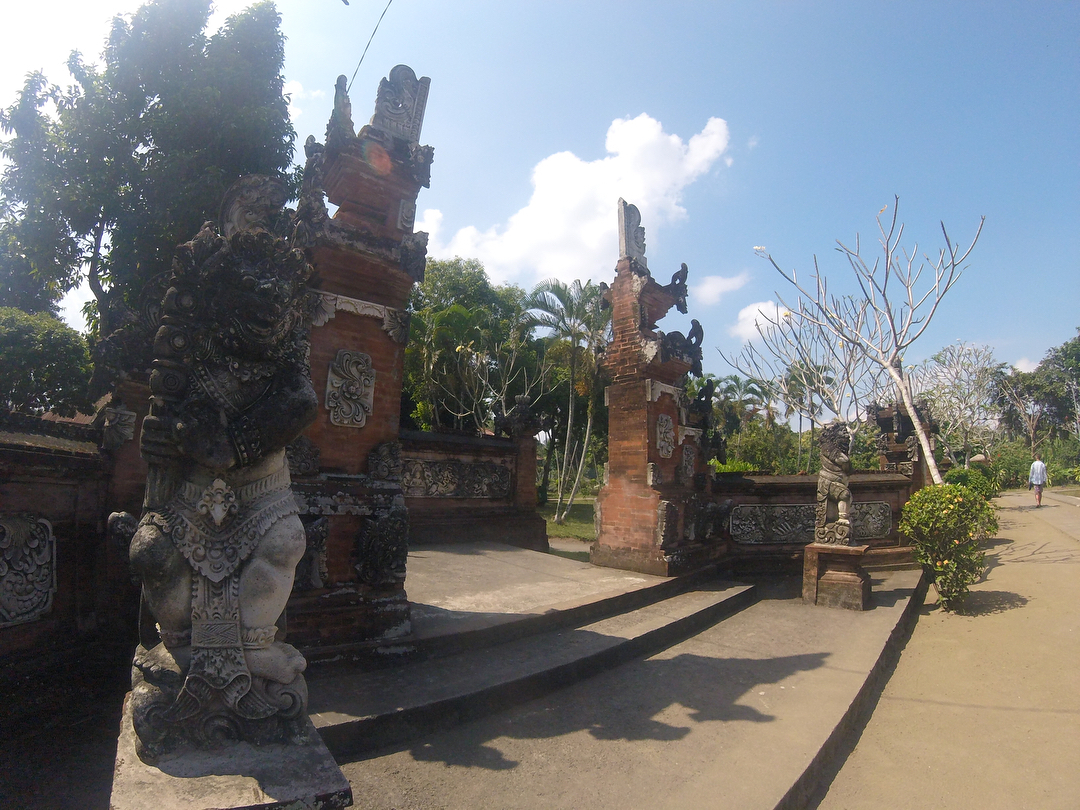 Keunikan Pura Lingsar 6 Keunikan Pura Lingsar 6