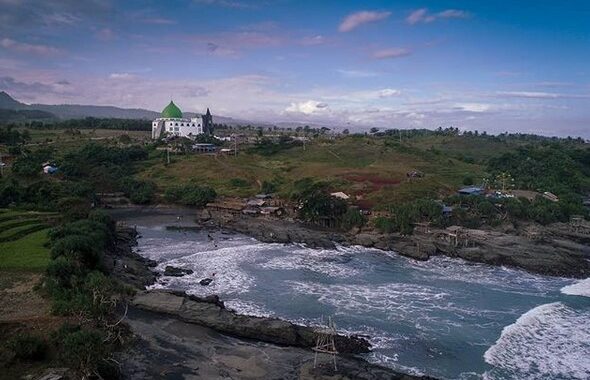 Potret Indahnya Wisata Pantai Cicalobak Garut, Cocok Buat Kamu Yang Sedang Mencari Ketenangan 4
