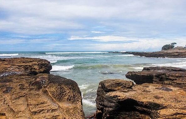 Potret Indahnya Wisata Pantai Cicalobak Garut, Cocok Buat Kamu Yang Sedang Mencari Ketenangan 7