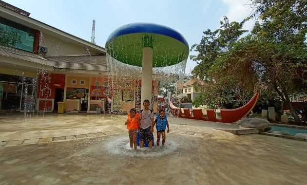 Wahana di Venetian Water Carnaval 9