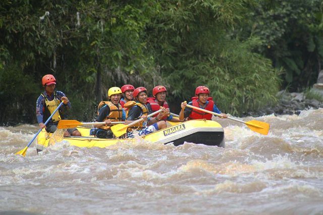 Arung Jeram di Sungai Citatih 2 Arung Jeram di Sungai Citatih 2