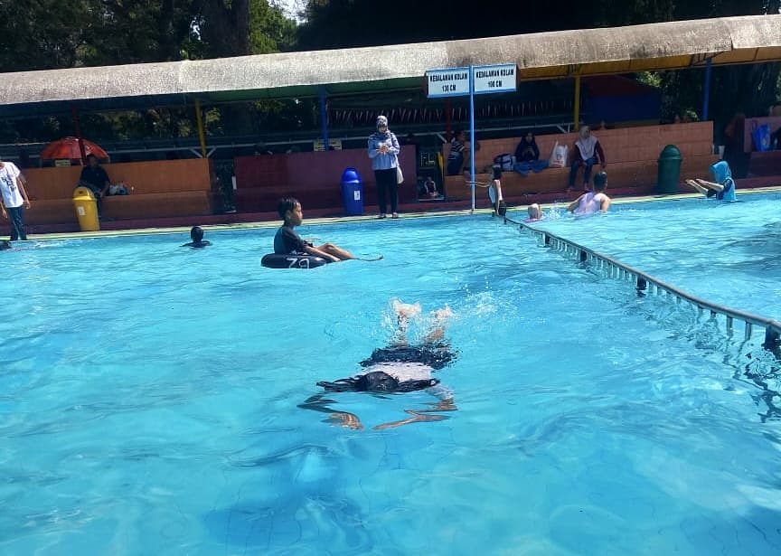 Taman Air Pagora Kediri, Anak Anak Banyak Yang Suka Kolam Renangnya 9