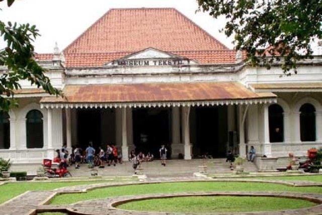 10 Gambar Museum Tekstil Palembang, Sejarah, Lokasi Alamat + Terdapat Lebih Dari 500 Barang? 5 10 Gambar Museum Tekstil Palembang, Sejarah, Lokasi Alamat + Terdapat Lebih Dari 500 Barang? 5