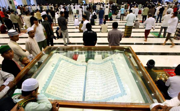 10 Gambar Masjid Raya Makassar, Lokasi Alamat, Arsitektur Pembangunan + Keindahan Kesempurnan di Dalamnya? 10 10 Gambar Masjid Raya Makassar, Lokasi Alamat, Arsitektur Pembangunan + Keindahan Kesempurnan di Dalamnya? 10