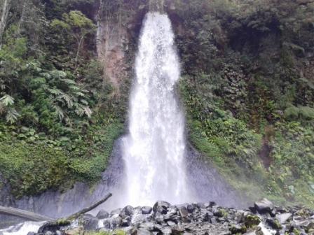 10 Gambar Air Terjun Cibeureum, Harga Tiket Masuk, Lokasi Alamat, Misteri Mitos, Total Ketinggian, Hotel di Sekitar + Rute Jalan Menuju ke Sana 2 10 Gambar Air Terjun Cibeureum, Harga Tiket Masuk, Lokasi Alamat, Misteri Mitos, Total Ketinggian, Hotel di Sekitar + Rute Jalan Menuju ke Sana 2