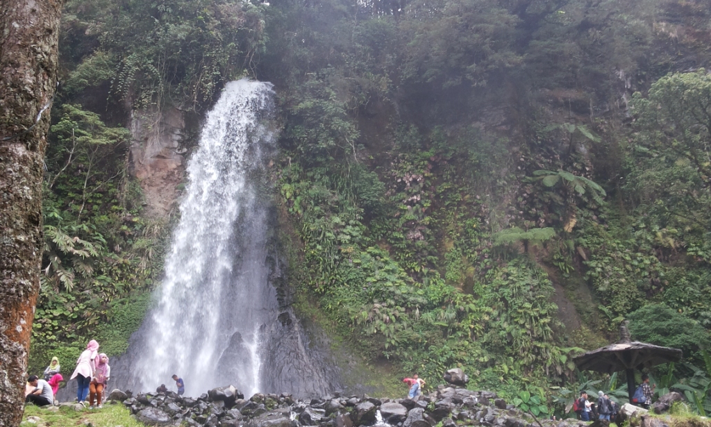 10 Gambar Air Terjun Cibeureum, Harga Tiket Masuk, Lokasi Alamat, Misteri Mitos, Total Ketinggian, Hotel di Sekitar + Rute Jalan Menuju ke Sana 8 10 Gambar Air Terjun Cibeureum, Harga Tiket Masuk, Lokasi Alamat, Misteri Mitos, Total Ketinggian, Hotel di Sekitar + Rute Jalan Menuju ke Sana 8