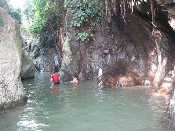 Mau Yang Seru dan Menantang? Yuk Berenang Diantara Tebing Batu di Green Canyon Karawang 1