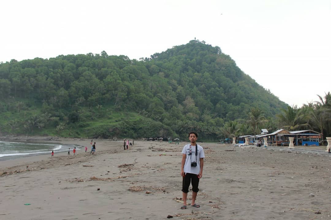 Apa Daya Tarik Wisata Pantai Karang Bolong di Kebumen dan Berapa Harga Tiket Masuknya? 6