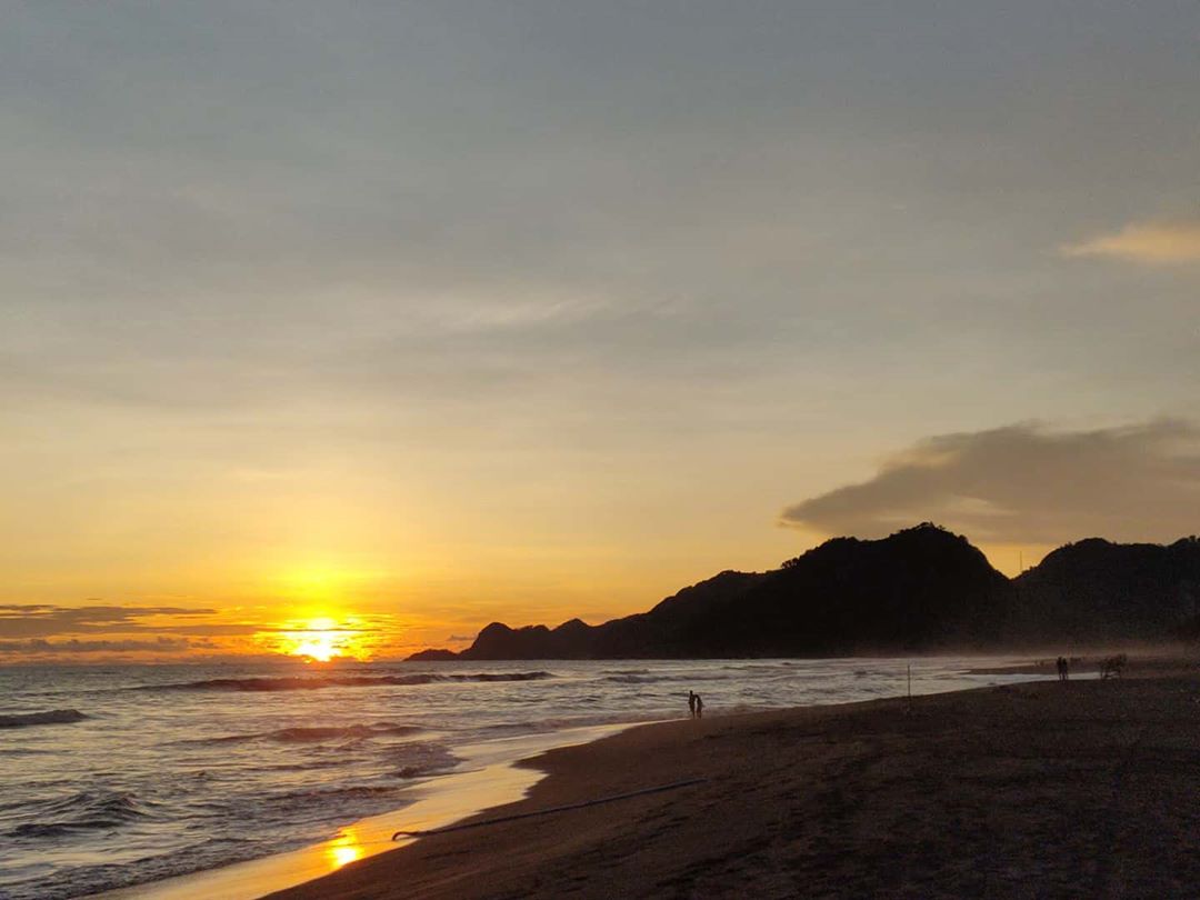 Menikmati Pemandangan Pantai Suwuk 1 Menikmati Pemandangan Pantai Suwuk 1