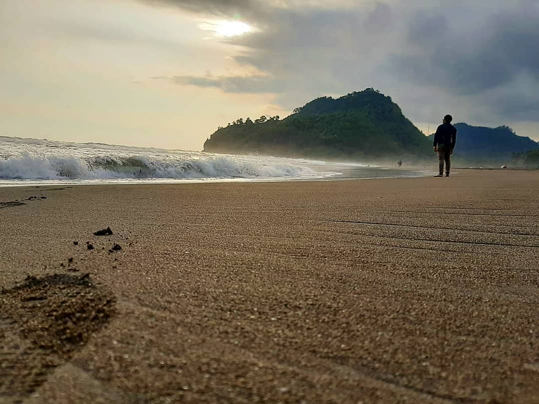 Menikmati Pemandangan Pantai Suwuk 4 Menikmati Pemandangan Pantai Suwuk 4